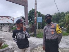 Bhabinkamtibmas Sangliat Dol sambangi warga dan mengobrol tentang Protokol Kesehatan Covid-19