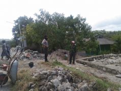 Bhabinkamtibmas Sangliat Krawain sambangi warga yang sedang bekerja dan ajak selalu Gunakan Masker