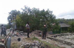 Bhabinkamtibmas Sangliat Krawain sambangi warga yang sedang bekerja dan ajak selalu Gunakan Masker