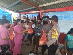 Bhabinkamtibmas Sifnana Dampingi Ketua Bhayangkari KKT Laksanakan Giat Bansos