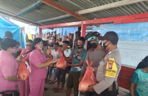 Bhabinkamtibmas Sifnana Dampingi Ketua Bhayangkari KKT Laksanakan Giat Bansos