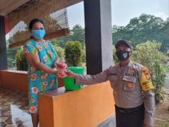 Bhabinkamtibmas Sifnana Amankan Giat bantuan Pembagian Sabun Cuci tangan kepada Warga