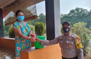 Bhabinkamtibmas Sifnana Amankan Giat bantuan Pembagian Sabun Cuci tangan kepada Warga