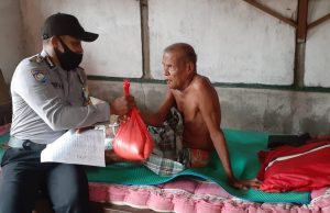Bhabinkamtibmas Weratan Amankan Giat Baksos Bantuan Beras Tahap III Kapolri