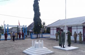 Bhabinkamtibmas Wermatang Ikuti Upacara Pengibaran Bendera Merah Putih Peringati HUT RI ke-75 Tahun 2020