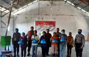 Bhabinkamtibmas Wowonda Laksanakan BBK dan Giat Pembagian Beras Bantuan Kapolri Tahap III