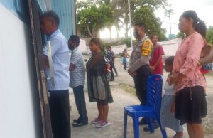 Bhabinkamtibmas Wowonda hadir amankan Giat Misa Penerimaan Sakramen Pembabtisa