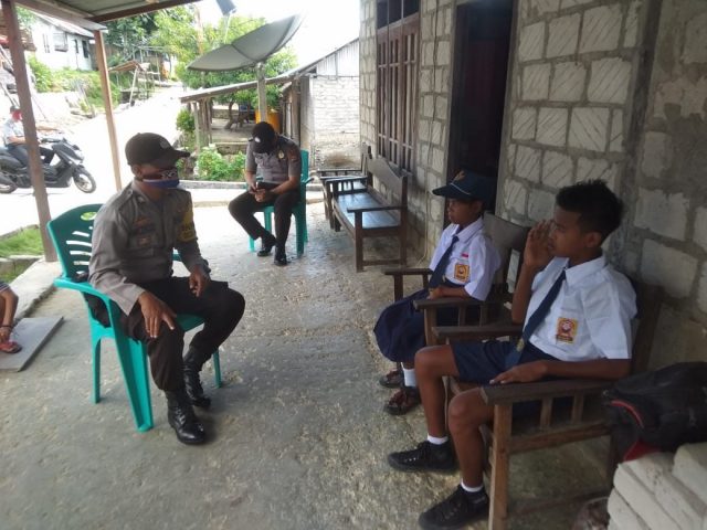 Bhabinkamtibmas Watmuri Sambangi Siswa SMP Binluh AKB