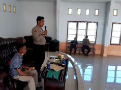 Kapolsek Tanimbar Selatan Giat DBK dan bagi Bansos di Desa Lermatang