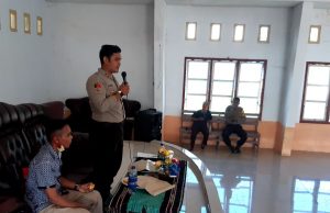 Kapolsek Tanimbar Selatan Giat DBK dan bagi Bansos di Desa Lermatang