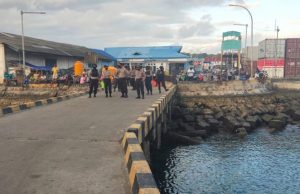 Pelaku Perjalanan KM. Sanus 67 mendapat Pengamanan dari Personil Aman Nusa II Polres MTB