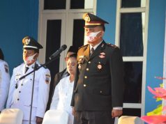 Kapolsek Tanimbar Selatan selaku Irup dalam Upacara Penurunan Bendera Merah Putih di Lingkup Kecamatan Tanimbar Selatan