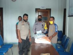 Kapolsek Wermaktian Polres MTB Serahkan Bansos kepada Staf Desa Wermatang untuk didistribusikan kepada masyarakat Wermatang