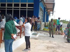 Pengamanan Kedatangan Pelaku Perjalanan Pesawat Wings Air oleh Personil Ops Aman Nusa II