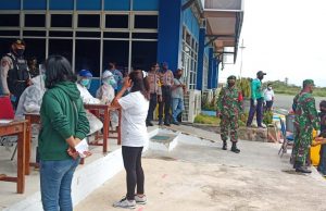 Pengamanan Kedatangan Pelaku Perjalanan Pesawat Wings Air oleh Personil Ops Aman Nusa II