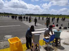 Personil Aman Nusa II Polres Kep. Tanimbar Giat Pengamanan Pelaku perjalanan Pesawat Wings Air
