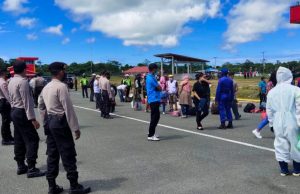 Personil Aman Nusa, Polres MTB dan Gustu Covid-19 KKT Amankan Pelaku Perjalanan dengan Pesawat Wingz