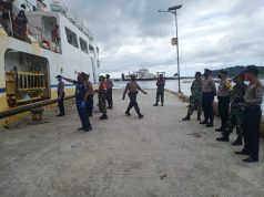 Kapolsek Tanut Pimpin Personil Polsek bersinergi dengan Personil Koramil Larat dan Petugas Gustu Amankan Kedatangan KM. Sanus 103
