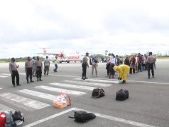 Kabag Ops Polres Kep. Tanimbar Pimpin Giat PAM Pelaku Perjalanan Wing Air
