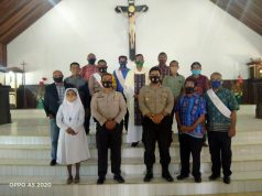 Kapolsek Tanimbar Selatan dalam Giat Mimbar Kamtibmas dan Edukasi Kepatuhan Prokes Cegah Covid-19 di Gereja Paroki Ratu Rosario Suci Olilit Timur