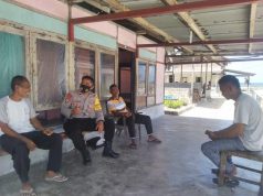Sambangi Keluarga Titirloloby, Bhabinkamtibmas Amdasa Arahkan Edukasi, Sosialisasi dan Himbauan Protokol Kesehatan Covid-19 dan AKB