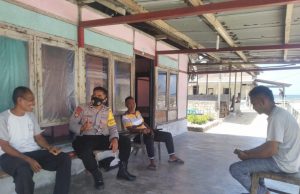Sambangi Keluarga Titirloloby, Bhabinkamtibmas Amdasa Arahkan Edukasi, Sosialisasi dan Himbauan Protokol Kesehatan Covid-19 dan AKB