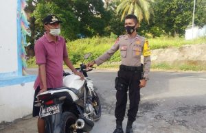 Sambangi Bapak Penjabat Kades Waturu, Bhabinkamtibmas Waturu Laksanakan Giat Edukasi, Sosialisasi dan Himbauan Protokol Kesehatan Covid-19