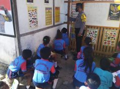 Bhabinkamtibmas Amdasa Laksanakan Giat Mencerdaskan Anak Indonesia Dengan Program Belajar Mengajar Sambil Membaca