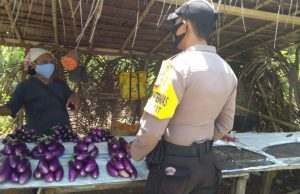 Sambangi Ibu Pascalin Laritembun, Bhabinkamtibmas Kabiarat Sampaikan Arahan Edukasi, Sosialisasi dan Himbauan Protokol Kesehatan Covid-19 dan AKB
