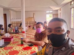 Bhabinkamtibmas Kelurahan Saumlaki Laksanakan Giat Tatap Muka Dengan Lurah dan Staf Sampaikan Protokol kesehatan di Wilayah Hukum Kelurahan