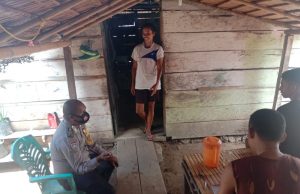 Sambangi Bapak Yulianus Loru, Bhabinkamtibmas Lorulun Sampaikan Arahan Edukasi, Sosialisasi dan Himbauan Protokol Kesehatan Covid-19 dan AKB