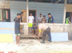 Bhabinkamtibmas Bomaki giat Sambang dan bantu warga perbaiki Posko yang rusak
