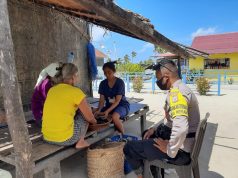 Sambangi Warga Desa Binaan, Bhabinkamtibmas Werain Sampaikan Himbauan Protokol Kesehatan Covid-19