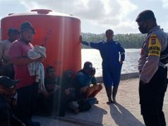 Sambangi Pekerja Proyek Pelabuhan, Bhabinkamtibmas Adodo Molu Sampaikan Binluh AKB