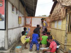 Bhabinkamtibmas Amdasa Laksanakan Program Belajar Mengajar Dengan Inovasi Sendiri