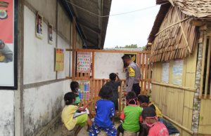 Bhabinkamtibmas Amdasa Laksanakan Program Belajar Mengajar Dengan Inovasi Sendiri
