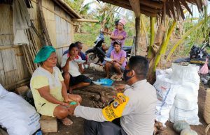 DDS Warga di Kebun Bapak Paulus Marian, Bhabinkamtibmas Wowonda Sampaikan Ops Yustisi Protokol Kesehatan Covid-19