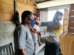 Laksanakan Patroli Jalan Kaki Ke Rumah Warga, Bhabinkamtibmas Wowonda bersama Pamong Praja Desa Perimbangan Operasi Yustisi Penegakan Hukum Protokol Kesehatan