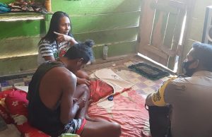 DDS Keluarga Bapak Mantawar Titirloloby, Bhabinkamtibmas Batuputih Sampaikan Protokol Kesehatan Covid-19 dan 4M