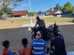 Sambangi Anak-Anak, Bhabinkamtibmas Batuputih Sampaikan Pesan Kamtibmas dan Protokol Kesehatan Covid-19