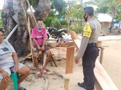 Sambangi Bapak O. Batmetam, Bhabinkamtibmas Lermatang Edukasi Prokes Covid-19