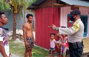 Sambangi Warga Desa, Bhabinkamtibmas Adodo Molu Sampaikan Binluh AKB