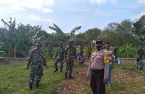 Bhabinkamtibmas Sifnana bersama Babinsa serta Personil TNI/Polri Kab. Kep. Tanimbar Giat Kerja Bakti menyongsong HUT TNI ke-75