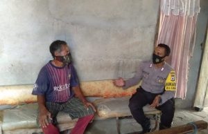 Kunjungi Bapak Adrianus Sarpumpwain, Bhabinkamtibmas Kabiarat Sampaikan Arahan Edukasi, Sosialisasi dan Himbauan Protokol Kesehatan Covid-19 dan AKB