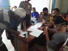 Bhabinkamtibmas Waturu Bersama Bhabinkamtibmas Arma Amankan Giat Penyaluran Bantuan Langsung Tunai (BLT) Dana Desa Tahap Ke-III