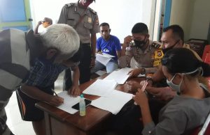 Bhabinkamtibmas Waturu Bersama Bhabinkamtibmas Arma Amankan Giat Penyaluran Bantuan Langsung Tunai (BLT) Dana Desa Tahap Ke-III