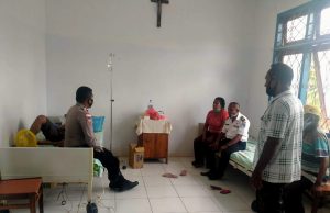 Bhabinkamtibmas Olilit Timur Giat Sambangi warga yang sakit di Rumah Sakit