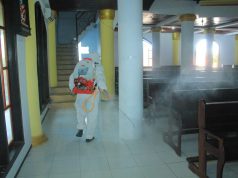 Personil Polres Kep. Tanimbar dan Sat Brimob Kie III Yon C Pelopor Giat Semprot cairan Disinfektan pada tempat Ibadah Desa Olilit Raya