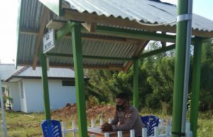 Personil Polres Kep. Tanimbar Giat Penjagaan ketat terhadap 9 orang Pelaku Karantina di Puskesmas Lorulun