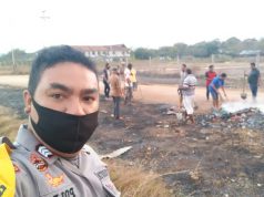 Bersama Warga Setempat Laksanakan Giat Kerja Bakti, Bhabinkamtibmas Kelurahan Saumlaki Ingatkan Protokol Kesehatan Covid-19